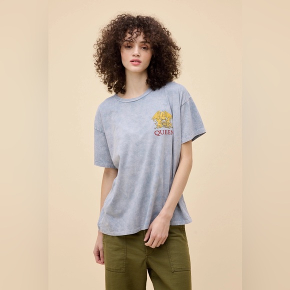 Daydreamer Queen World Tour 1977 Merch Tee - Picture 2 of 9